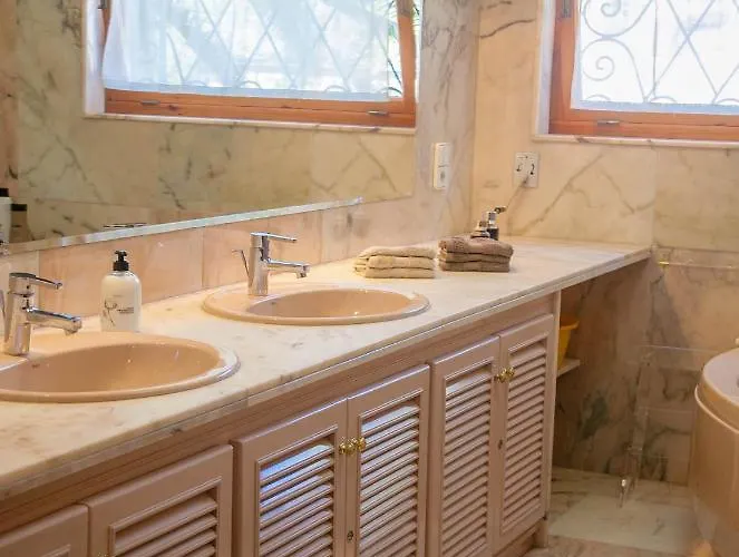 Villa Altozano With Pool, Barbeque, Large Garden, And Fantastic Sea Views *